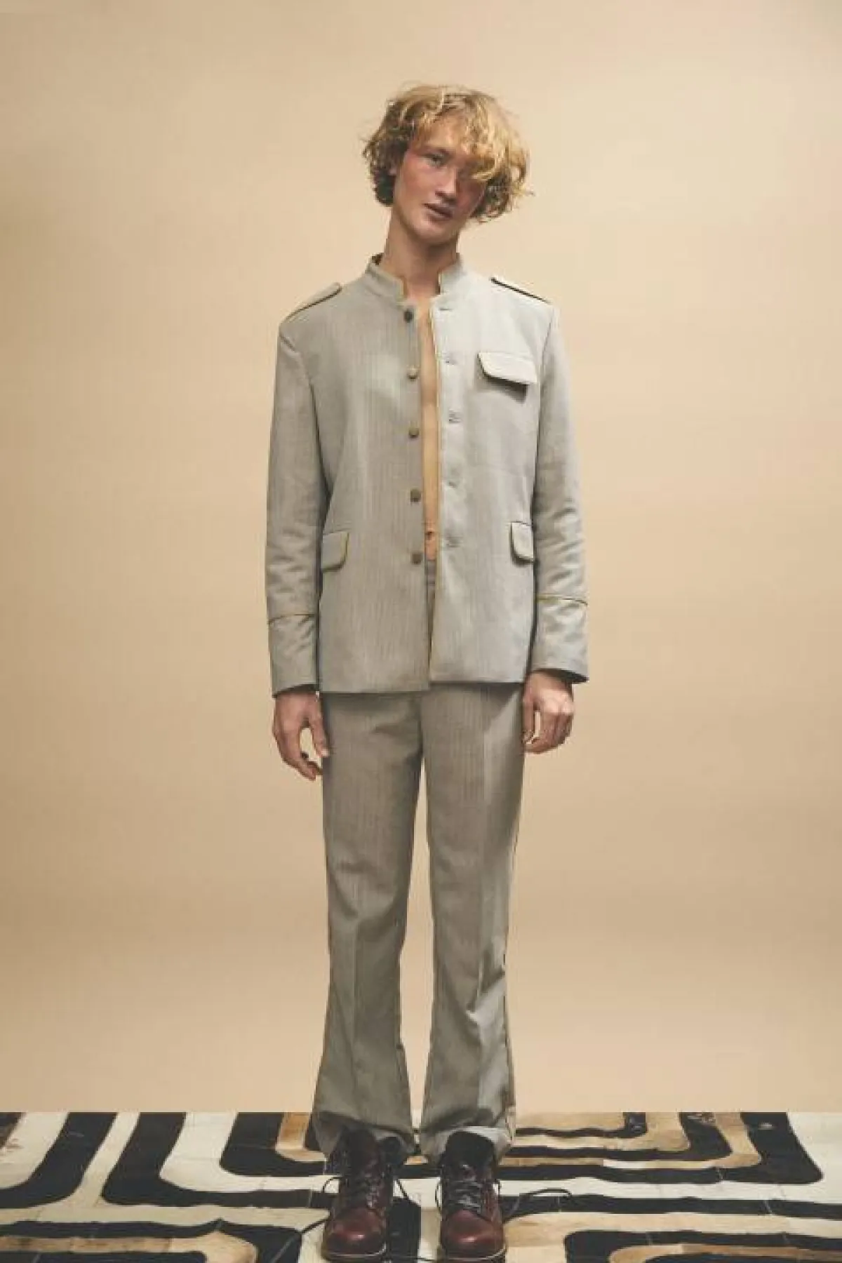 جاكيت رمادي باستيل مع بنطلون كلاسيكي من كارتر يانج Carter Young