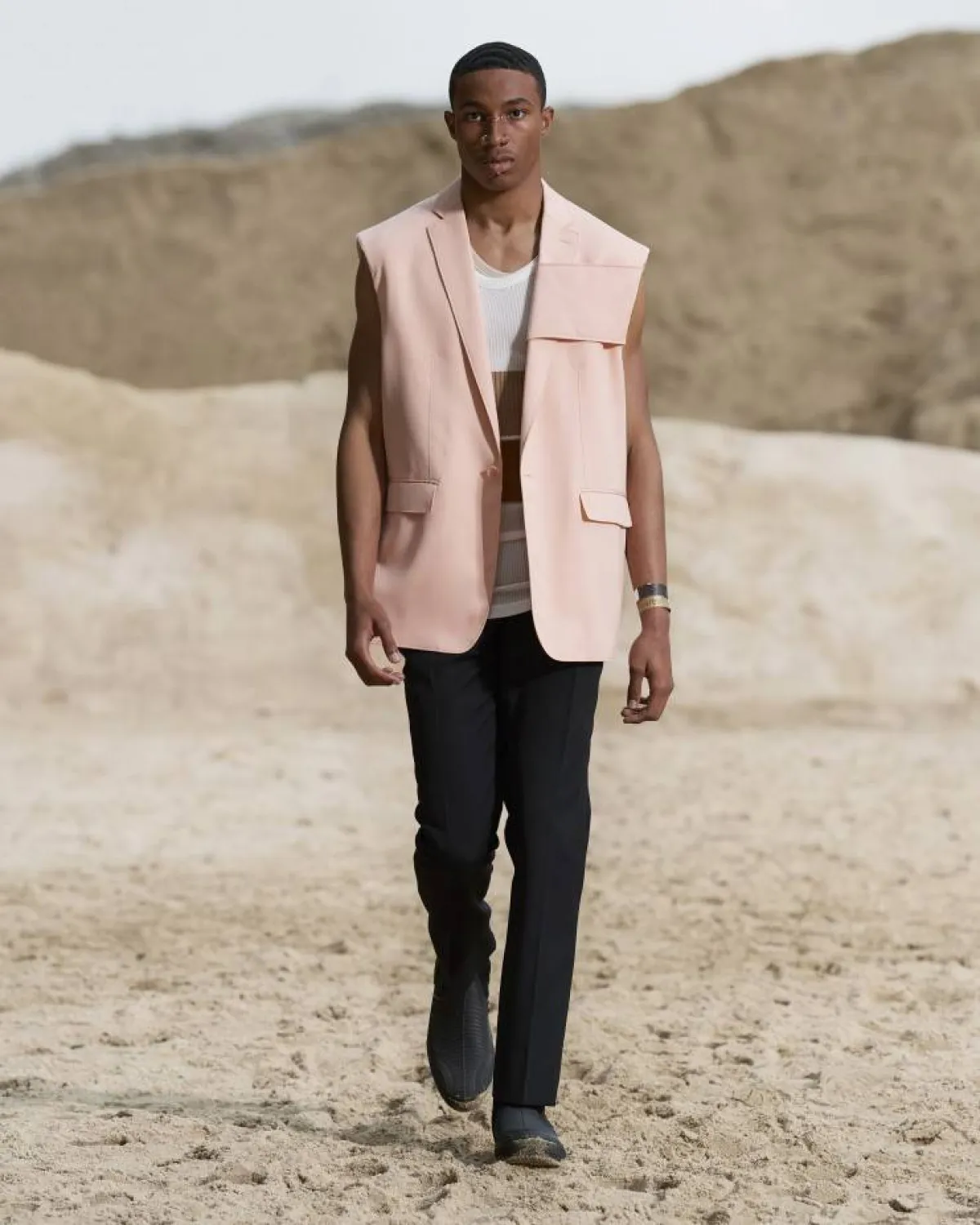 جاكيت وردي باستيل بدون أكمام مع بنطلون أسود من بيربري