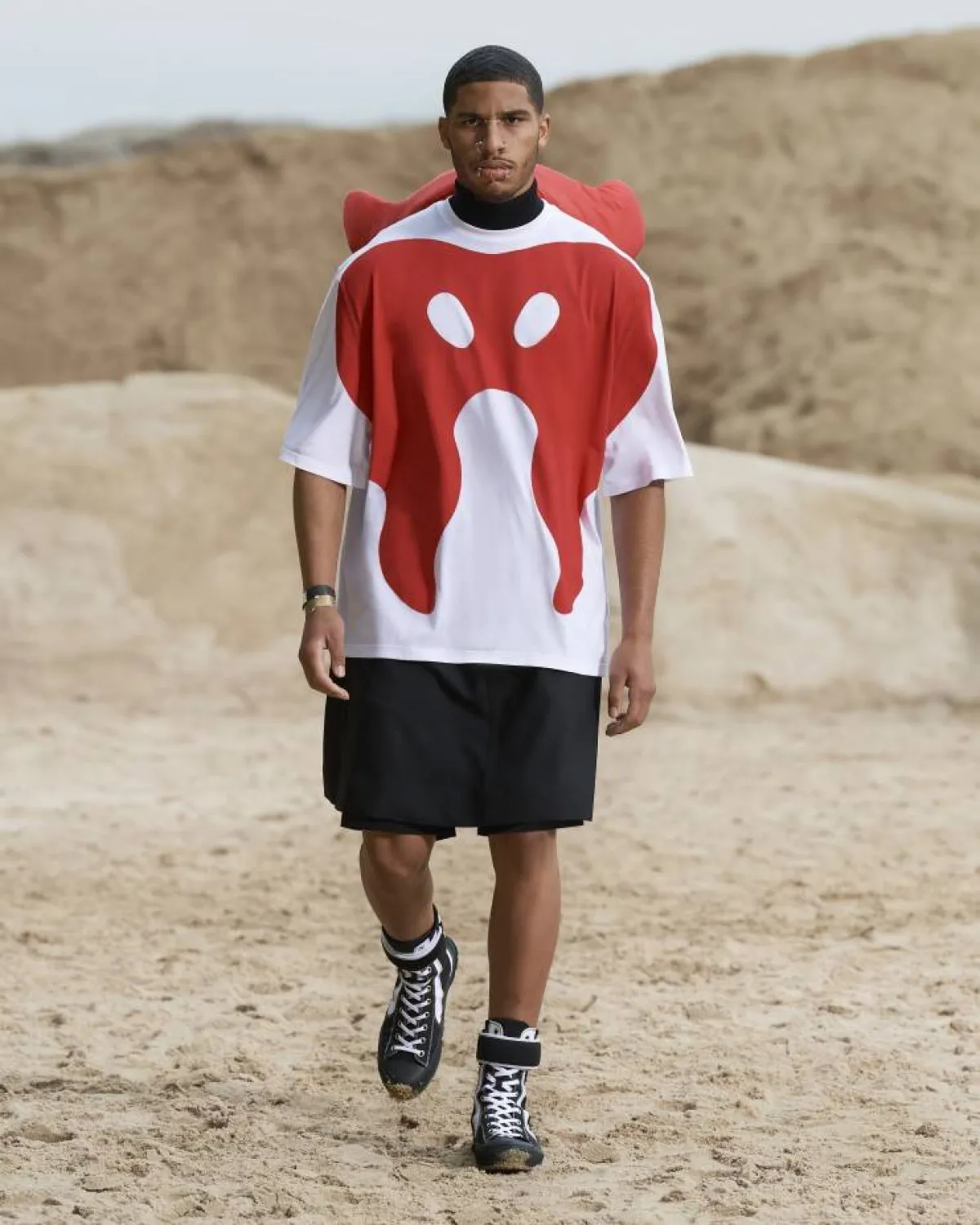 تيشرت أبيض مُطَبَّع بالرسوم مع شورت أسود واسع