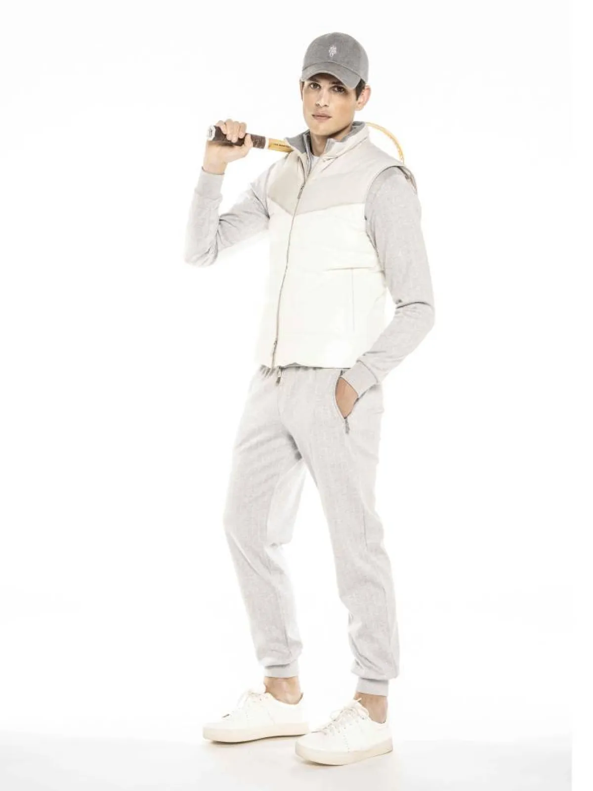 ملابس رياضية بسترة جبلية بيضاء مع سروال وتوب رمادي باستيل