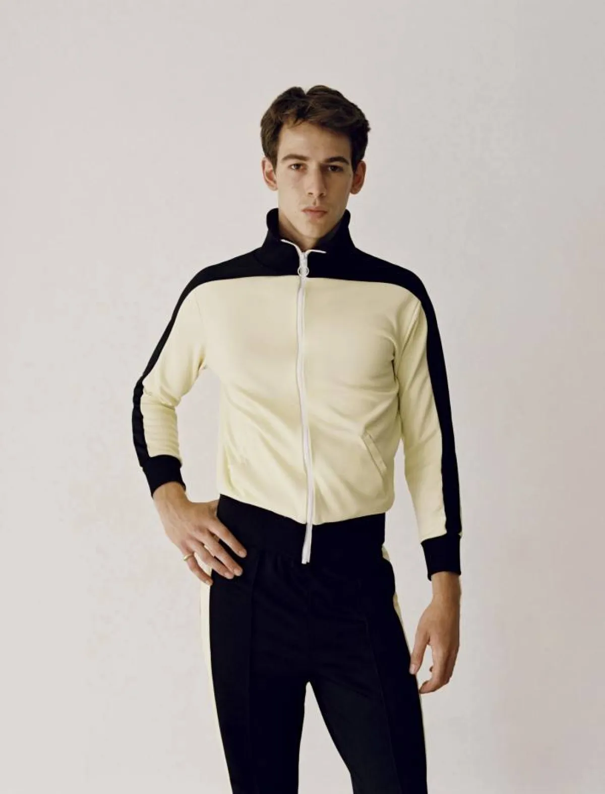 ملابس رياضية ببنطلون أسود ضيق مع جاكيت رياضي أصفر باستيل 