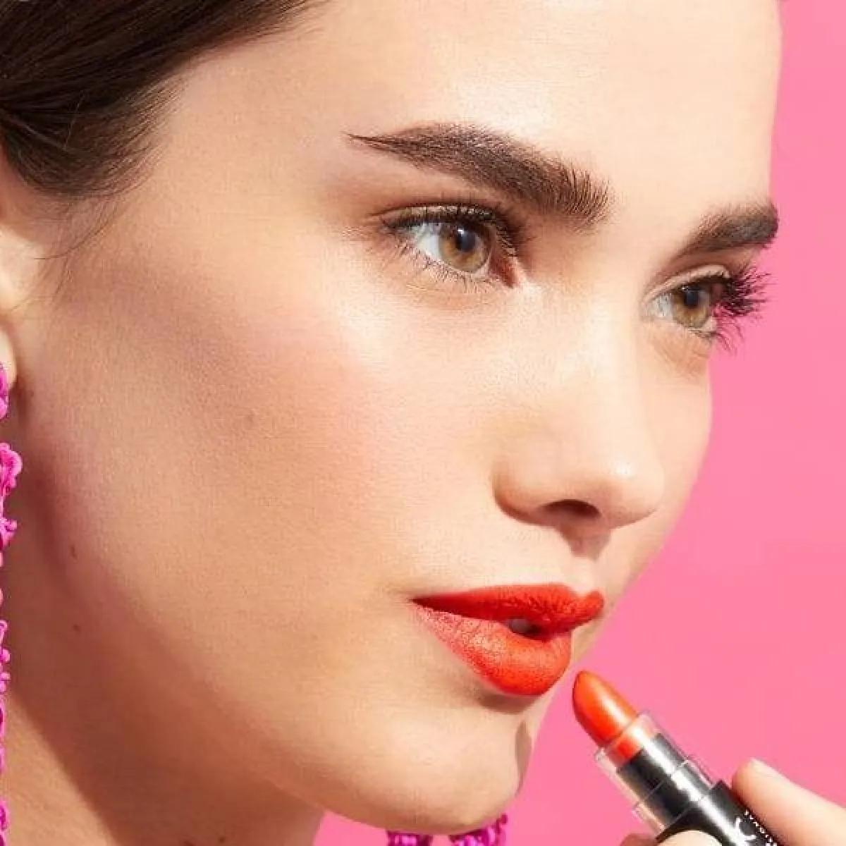 أحمر شفاه باللون الأحمر المرجاني مع مكياج كلاسيكي ناعم