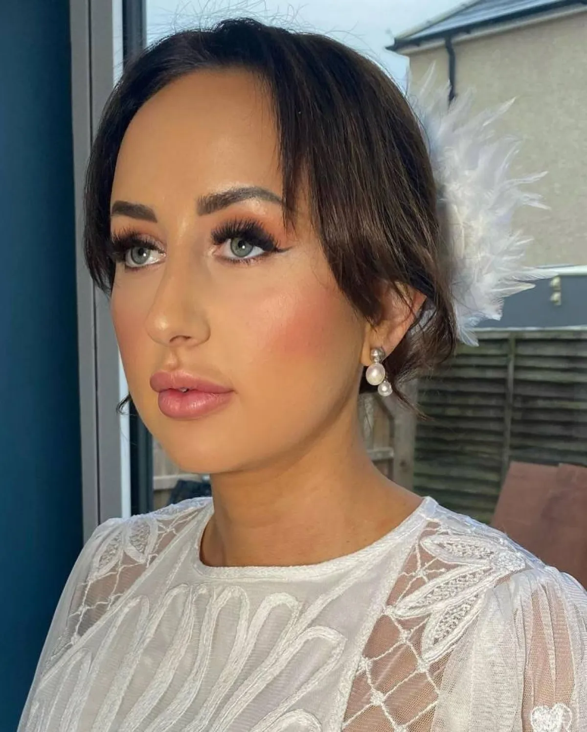 أحمر شفاه وردي فاتح مع مكياج سموكي 