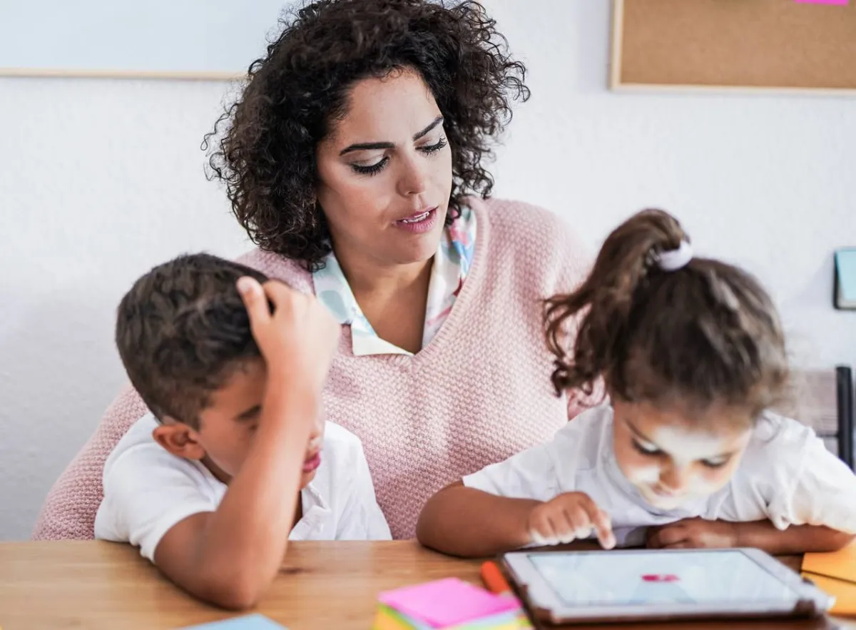 صورة لأم تعلم أطفالها اللغة