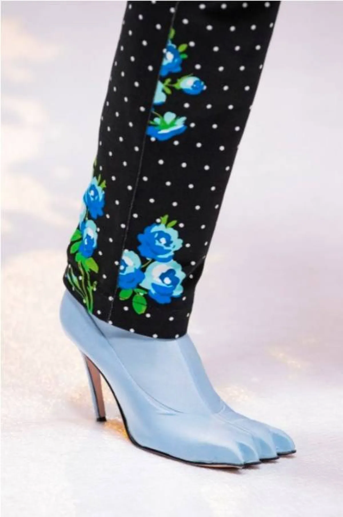 حذاء باللون الأزرق من ريتشارد كين   Richard Quinn