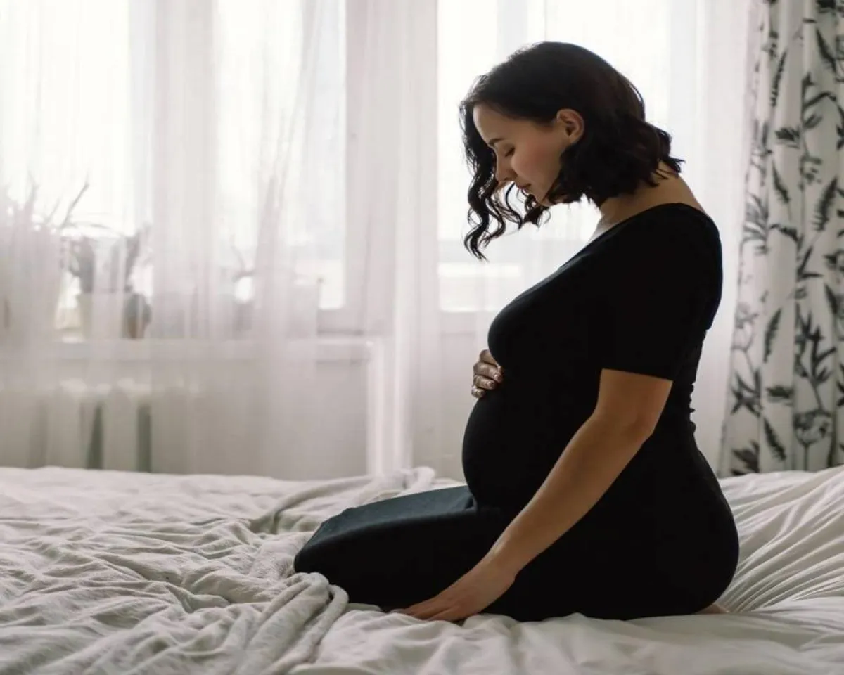 صورة لحامل تجلس على السرير