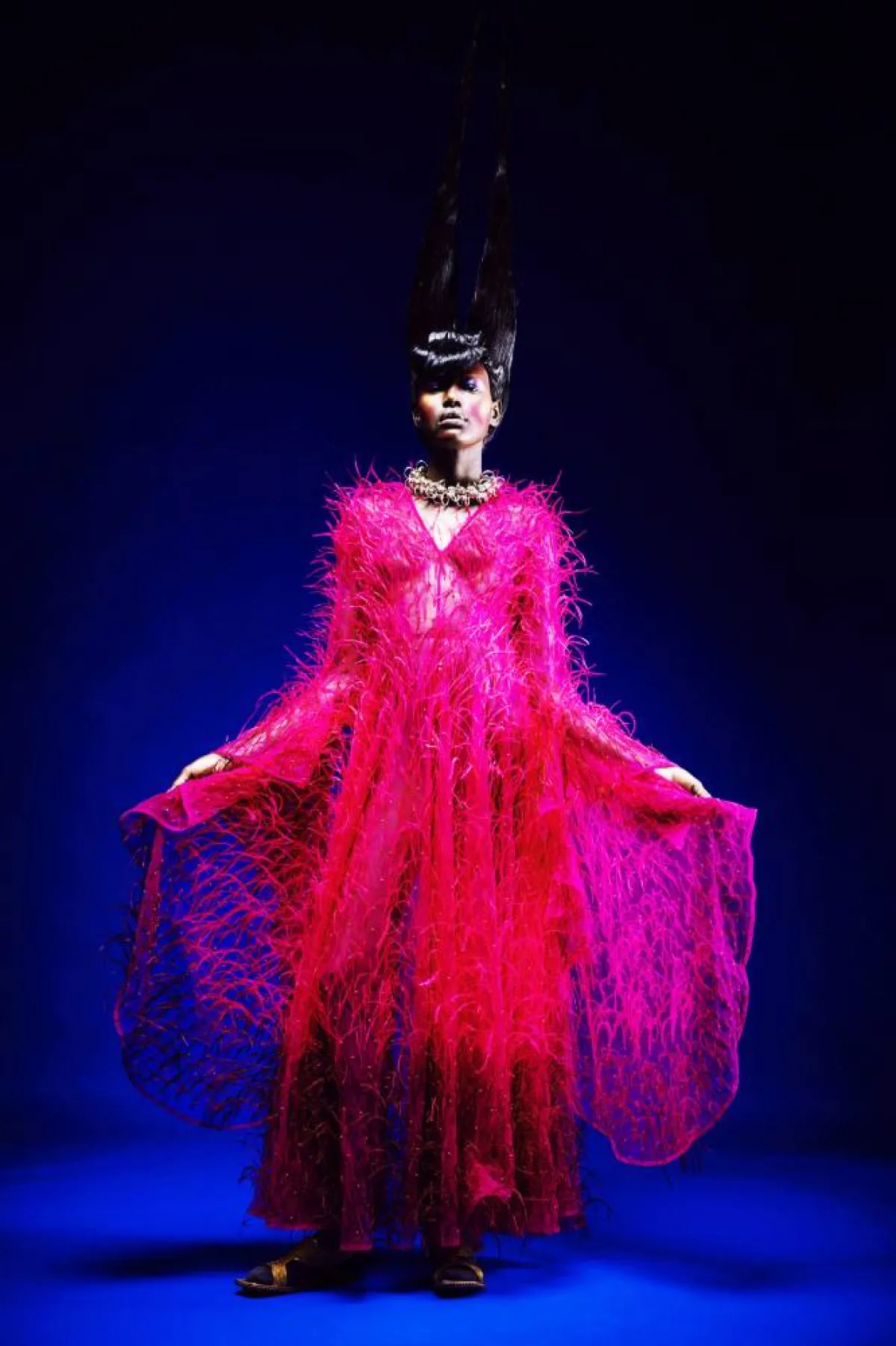 فستان من الريش الفوشيا من عثمان يوسف زاده