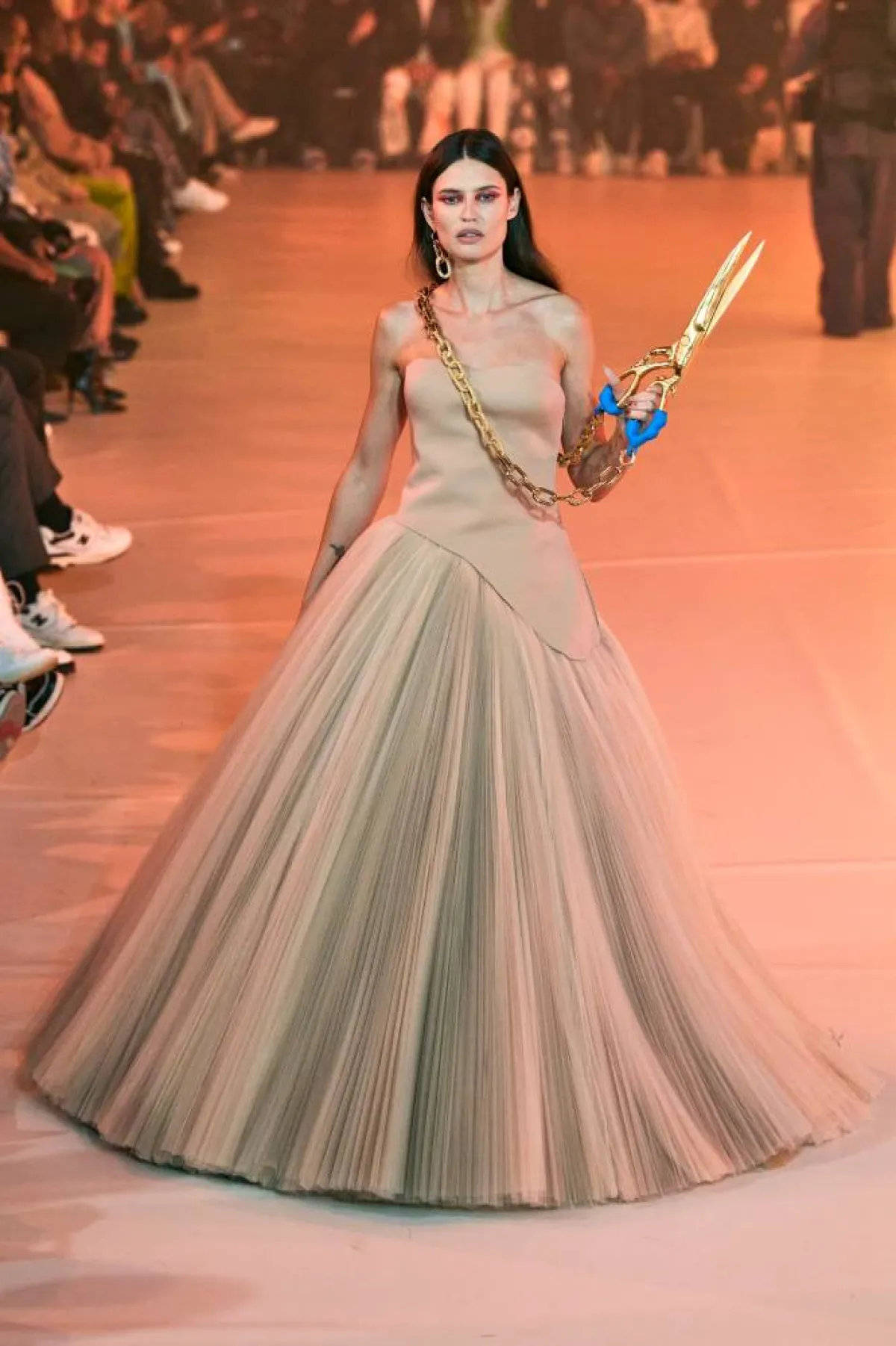 فستان ذهبي من أوف وايت