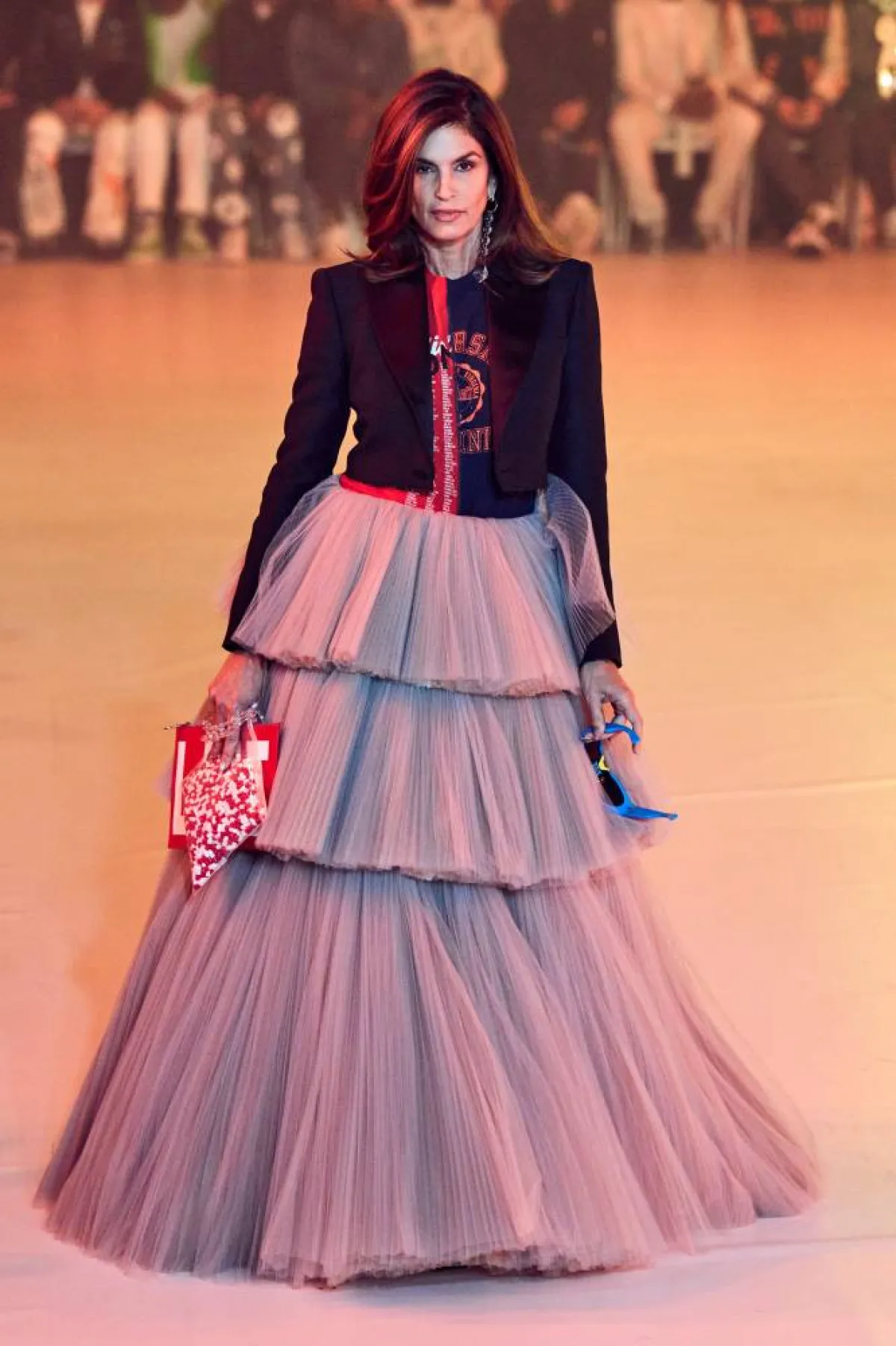 سيندي كراوفورد تشارك في عرض اوف وايت