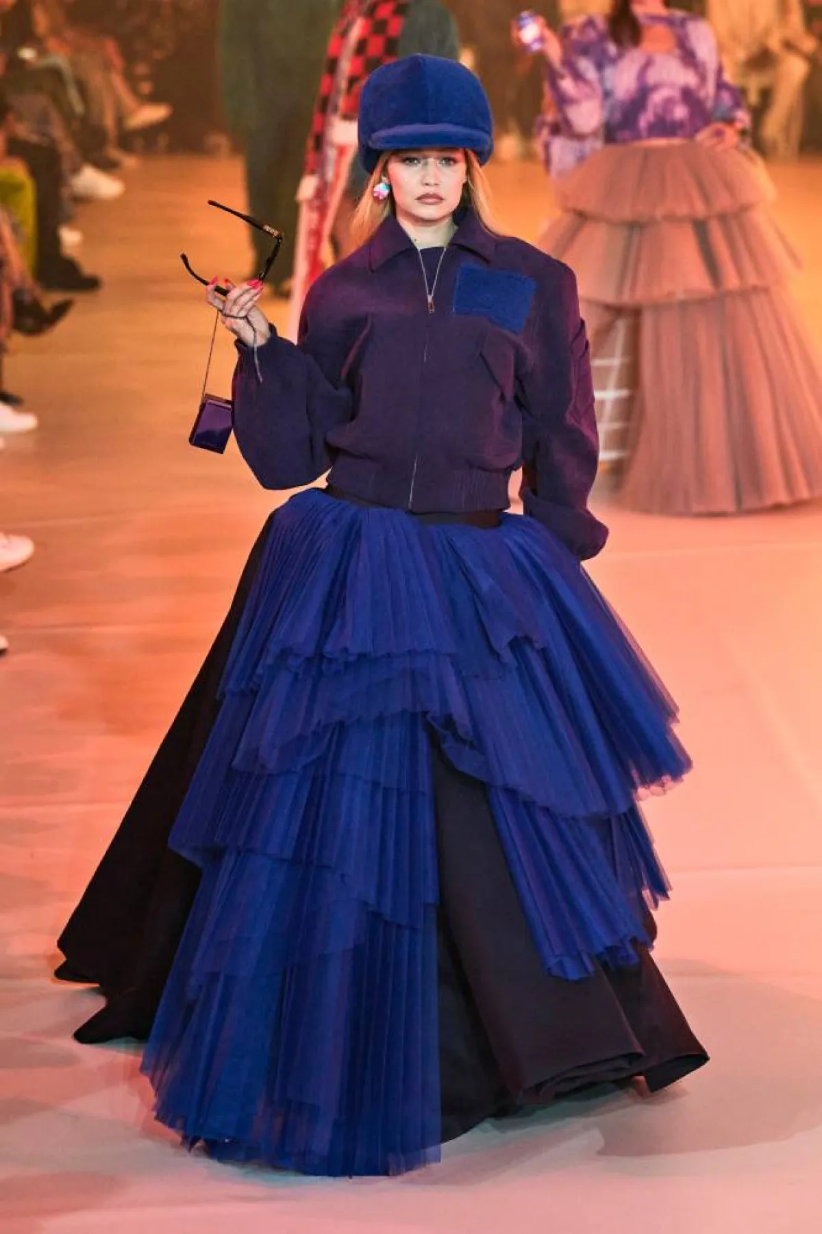 جيجي حديد تشارك في عرض أوف وايت