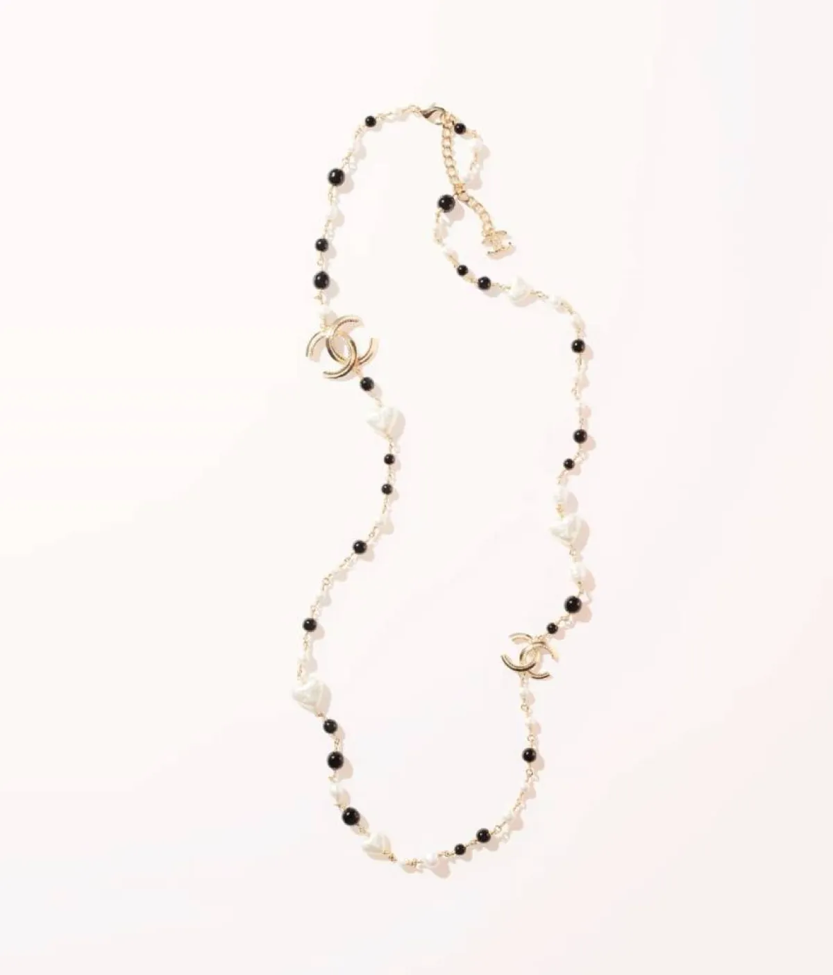 قلادة طويلة بأحجار كريمة بالخرز من شانيل Chanel  