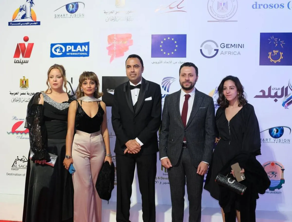 حسام أبو العلا مدير مهرجان أسوان رفقة بعض المشاركين في المهرجان - الصورة من حساب المهرجان الرسمي على فيس بوك