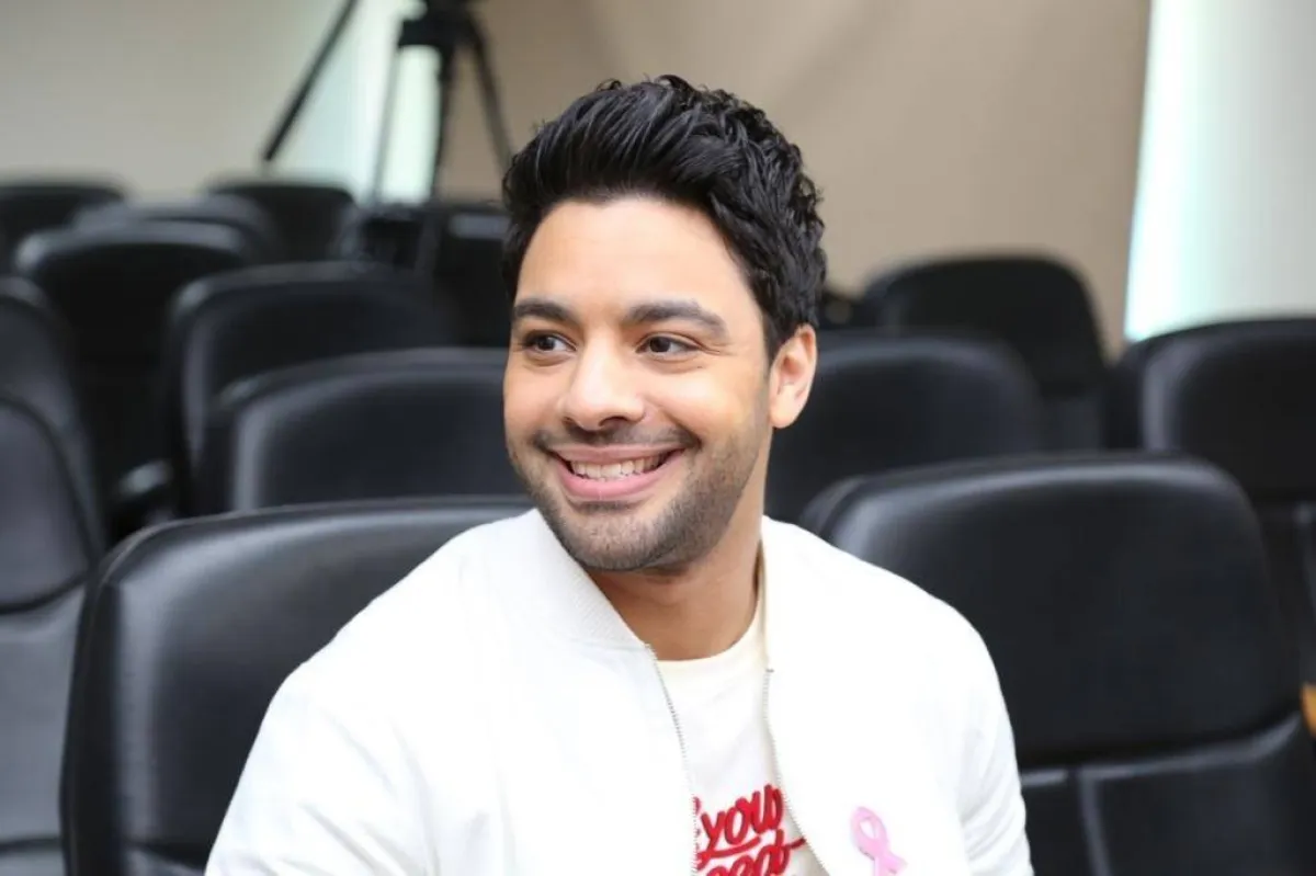 أحمد جمال  في مؤسسة بهية لعلاج مريضات السرطان - الصورة من المسؤول الإعلامي لبهية