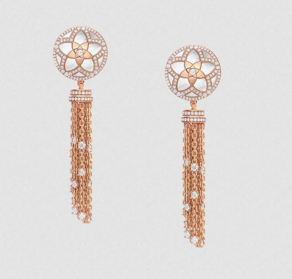 أقراط متدلية بسلسلة 