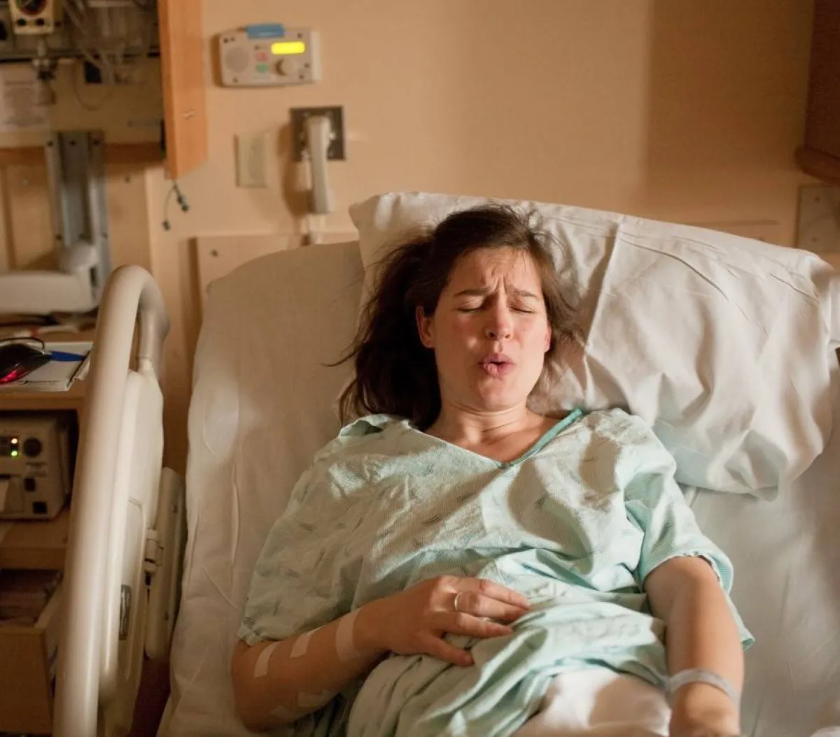 صورة امرأة أثناء الولادة