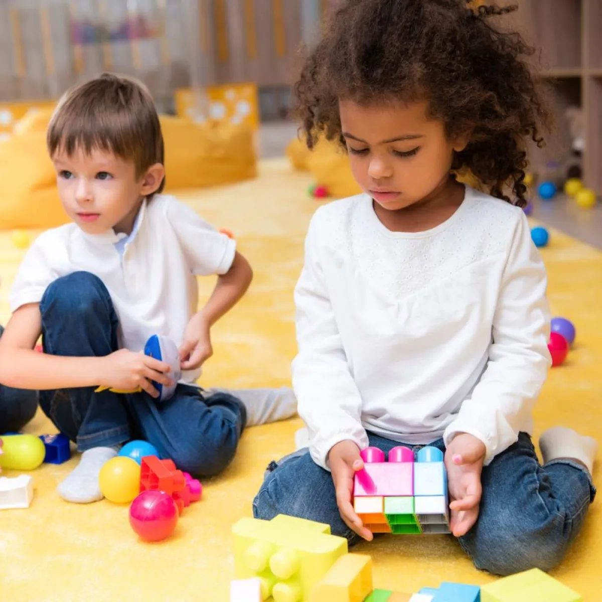 صورة لطفلين يلعبان