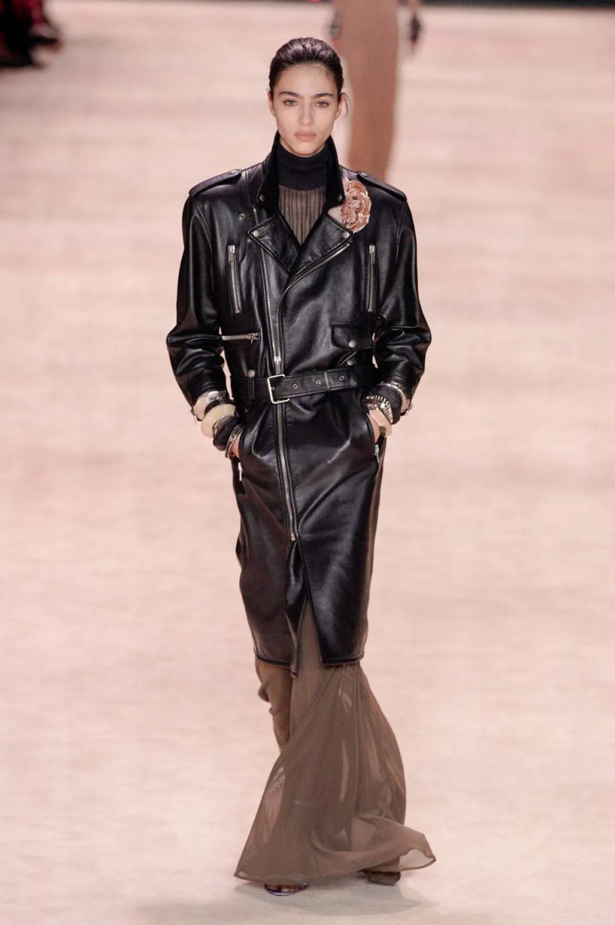 معطف جلدي أسود من إيف سان لوران