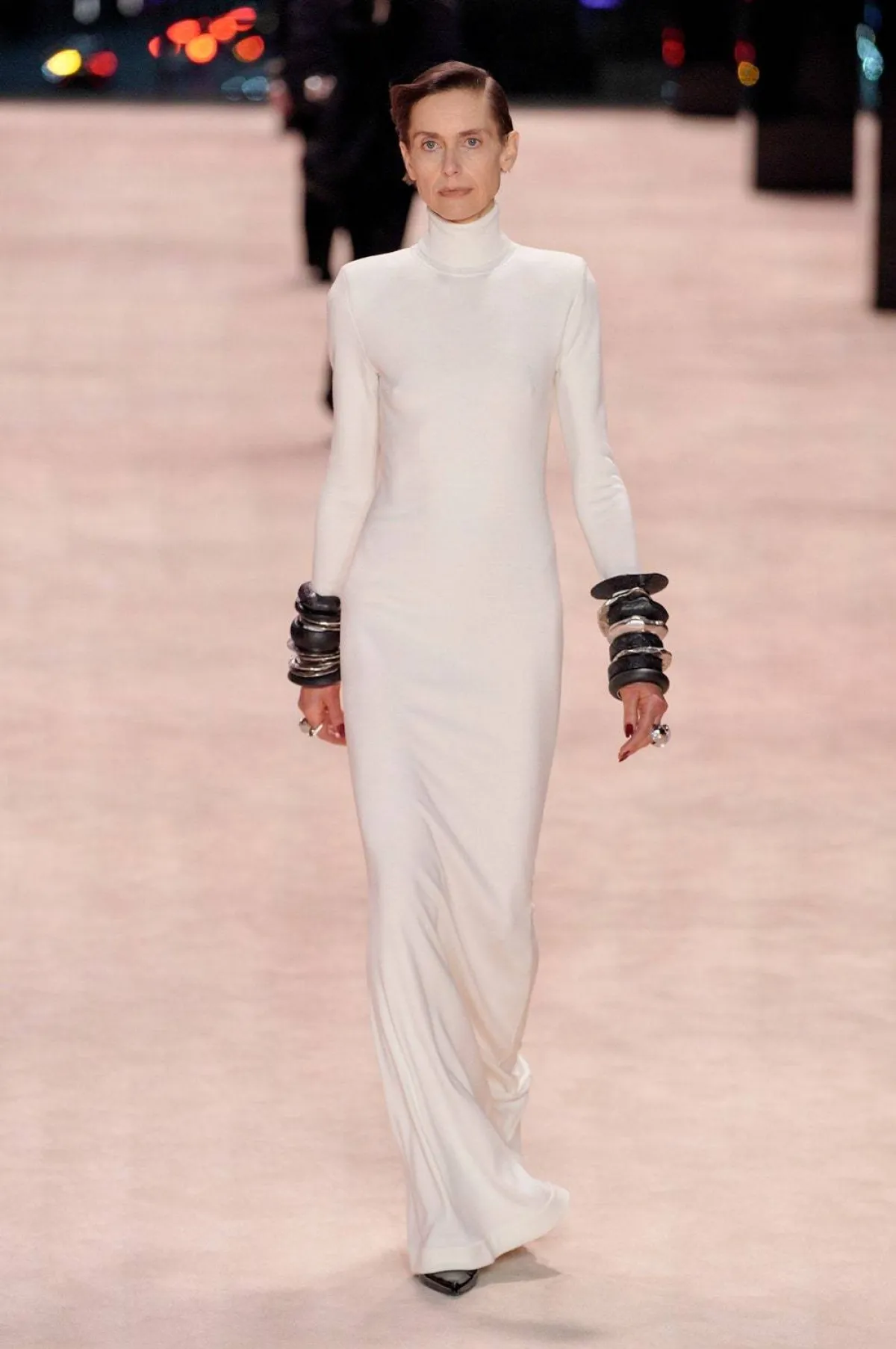 فستان أبيض من سان لوران