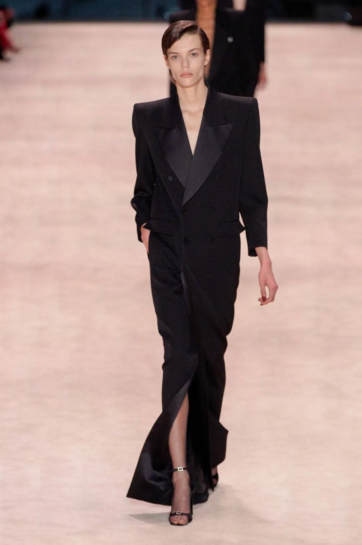 سترو تاكسيدو مع تنورة سوداء من سان لوران