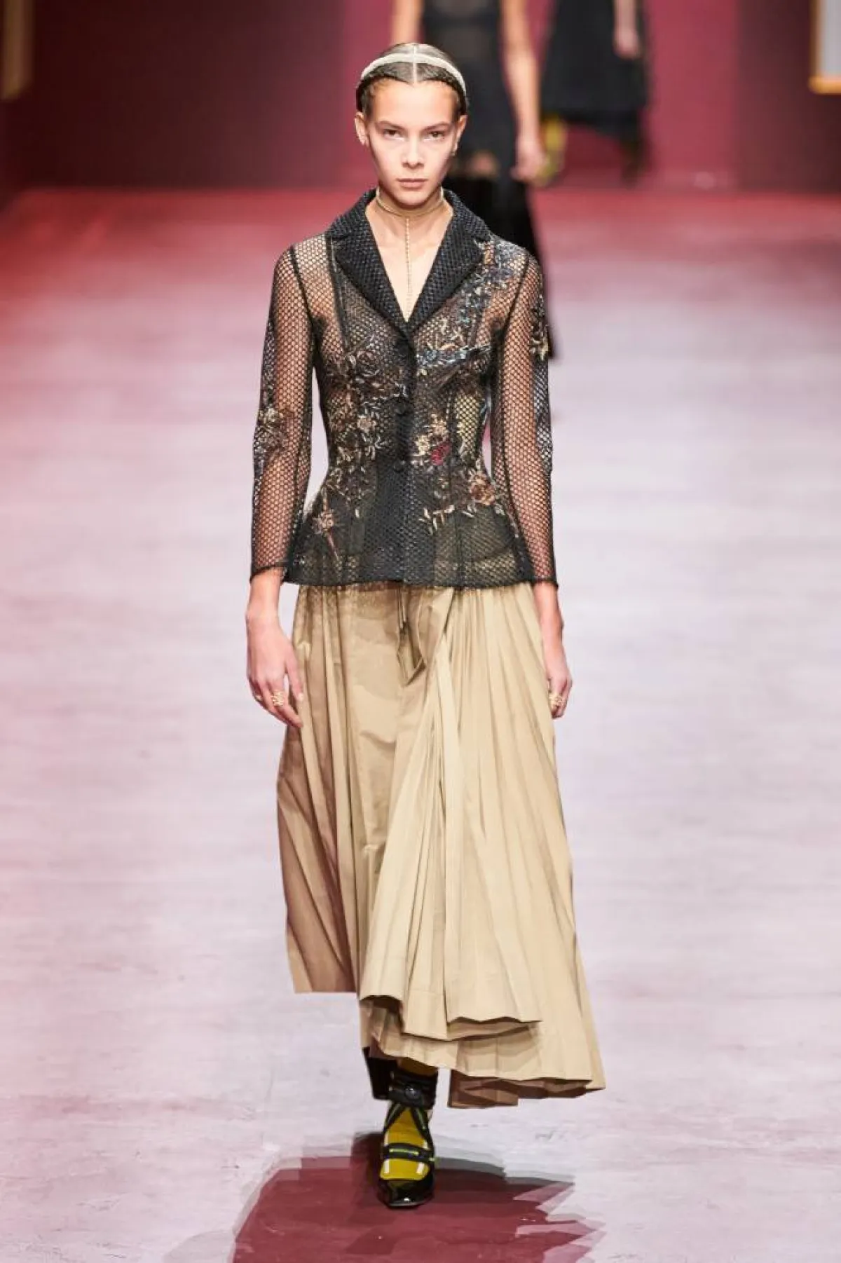 بلوزة مطرزة مع تنورة بيج من ديور 