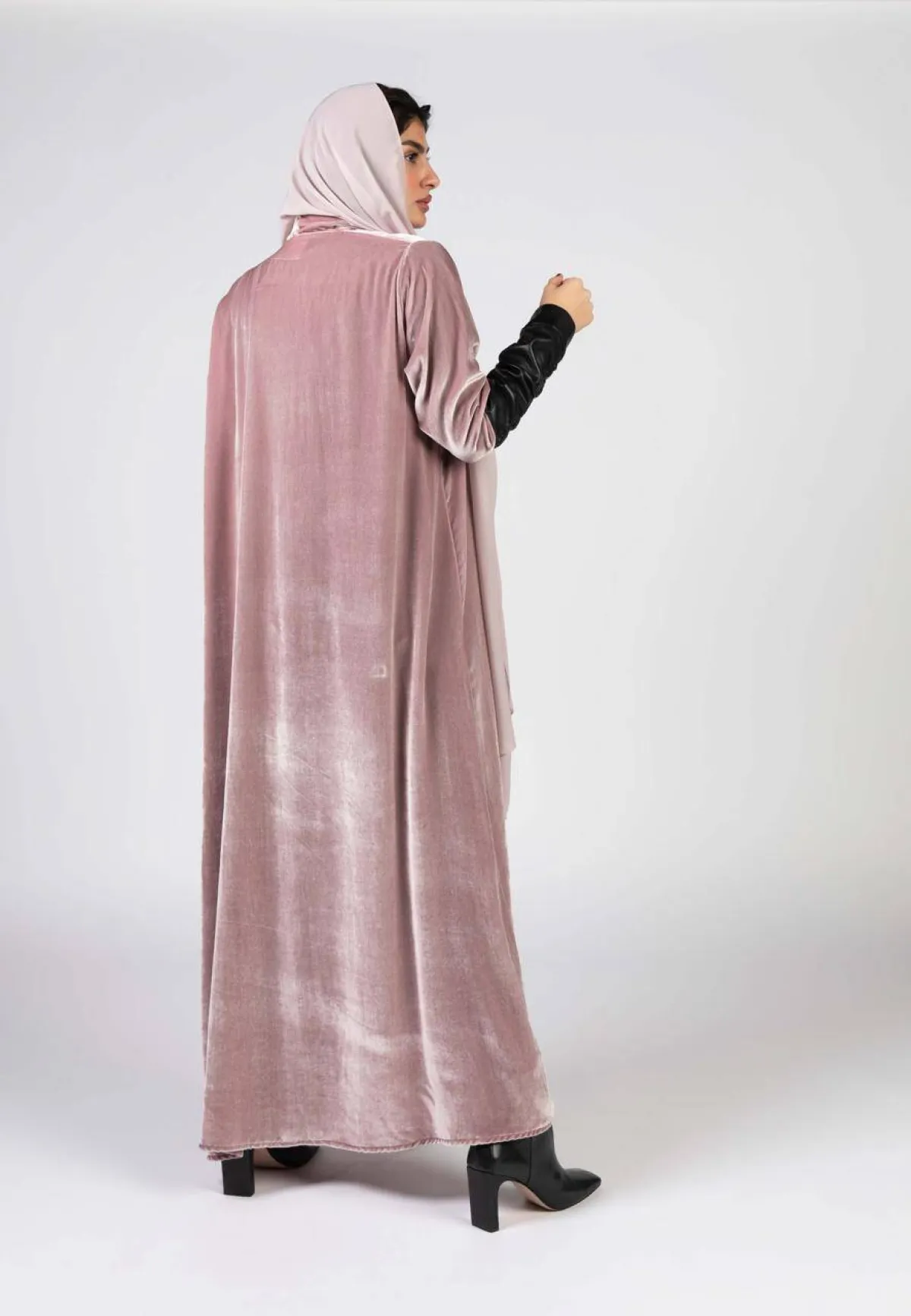 عباية من تصميم سارة الشهري