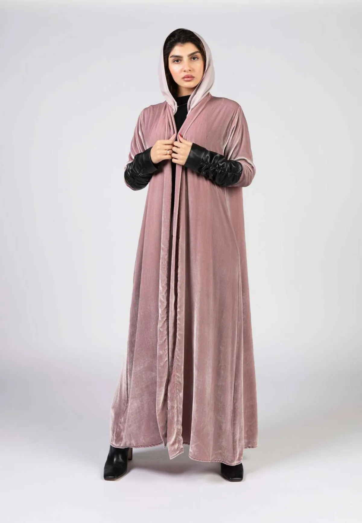 عباية من تصميم سارة الشهري