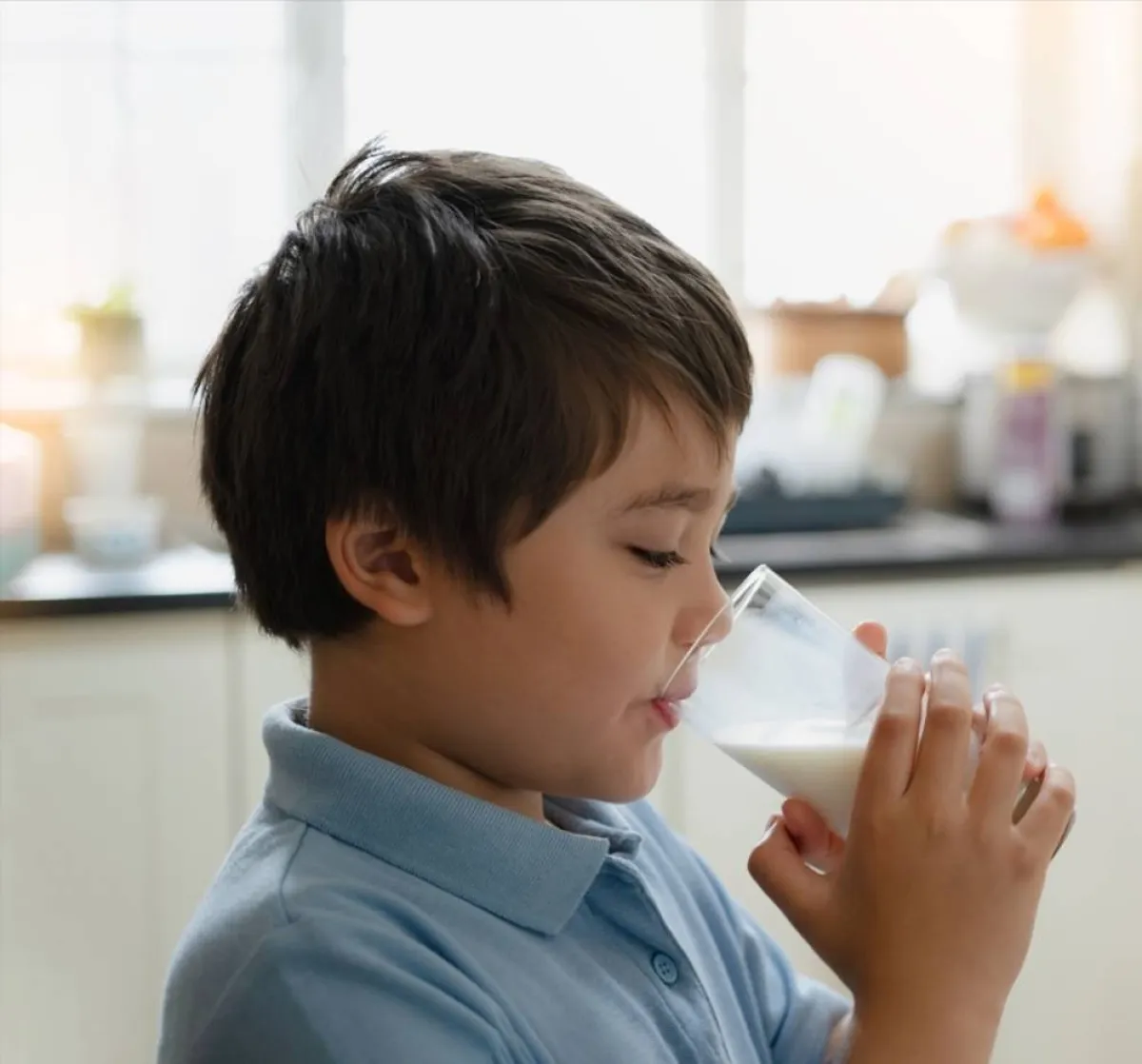 صورة لطفل يحرص على شرب الحليب كمصدر للكالسيوم