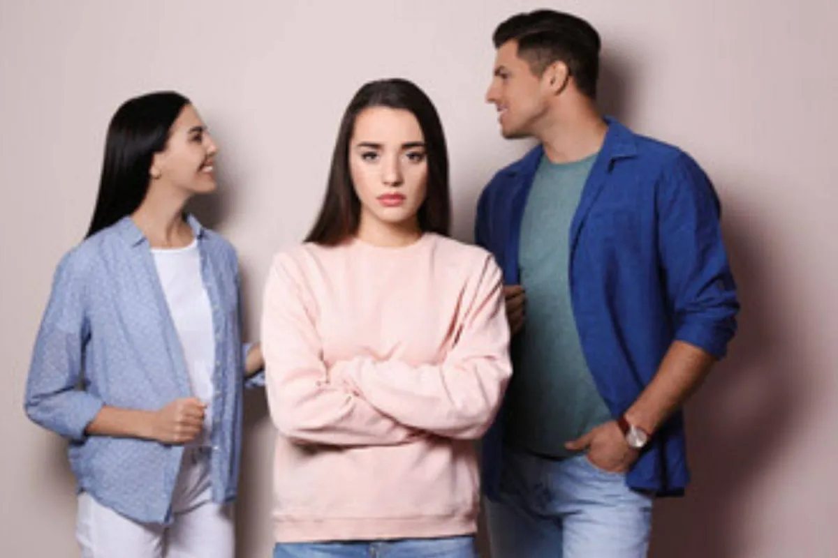 ارتباط الرجل بأخرى