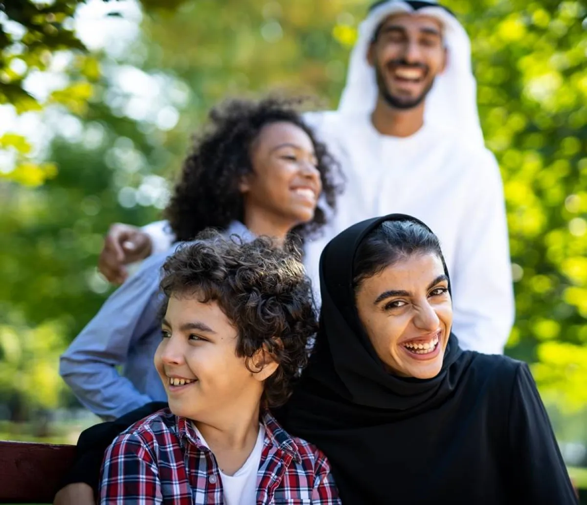 صورة لعائلة خرجت لتكريم الأم برعاية الأب