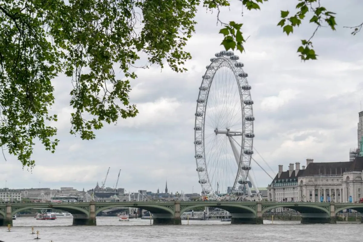 عين لندن هي عجلة فيريس ضخمة على الضفة الجنوبية لنهر التايمز 