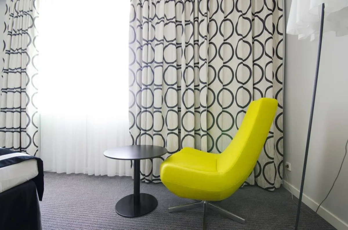 الستائر تتبع الألوان الحاضرة في الغرفة