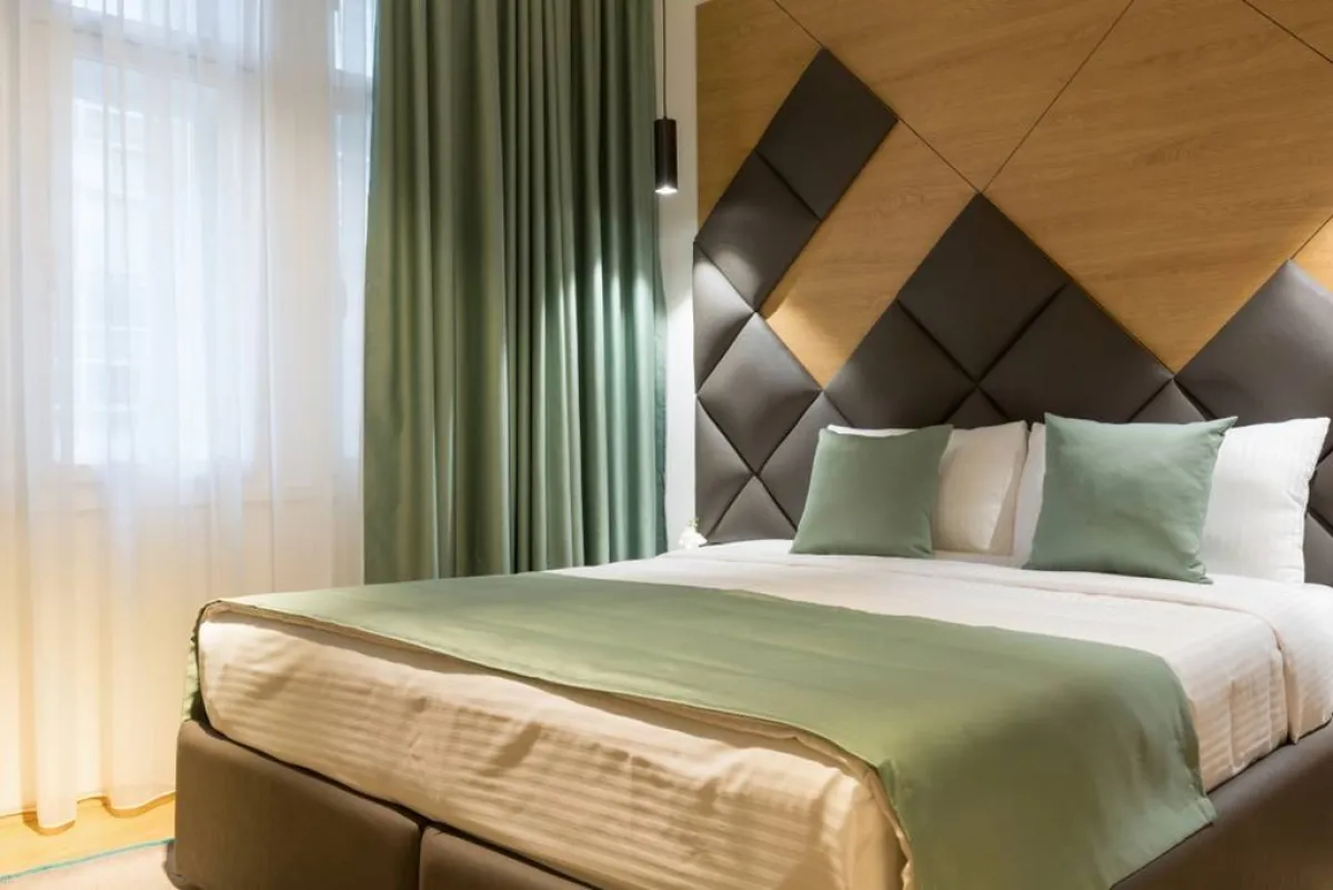 الستائر المخمل، التي تتقدّمها الستائر الشفّافة، تغني الديكور