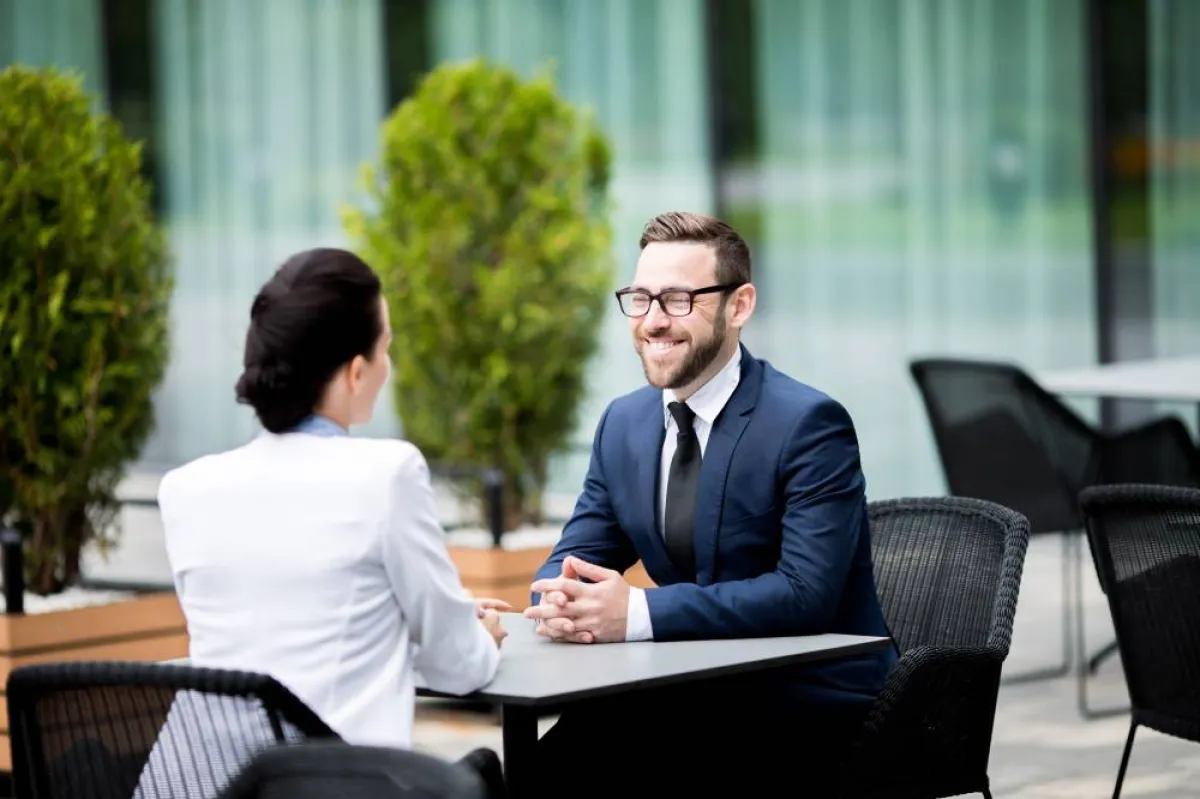 خفّة الظلّ تكسر حدّة الأحاديث الدائرة بين الطرفين 