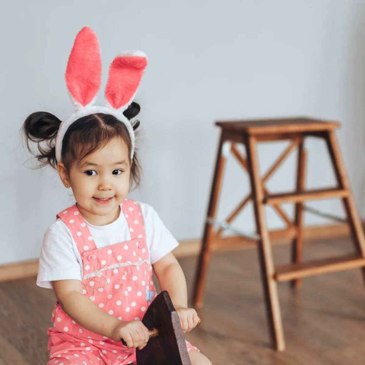 صورة لطفلة سعيدة تلعب وحدها