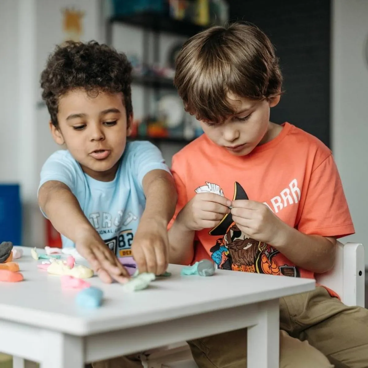 صورة لطفلين يلعبان