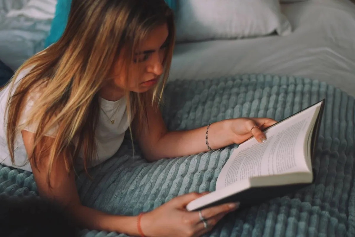 صورة لمراهقة تقرأ الكتاب