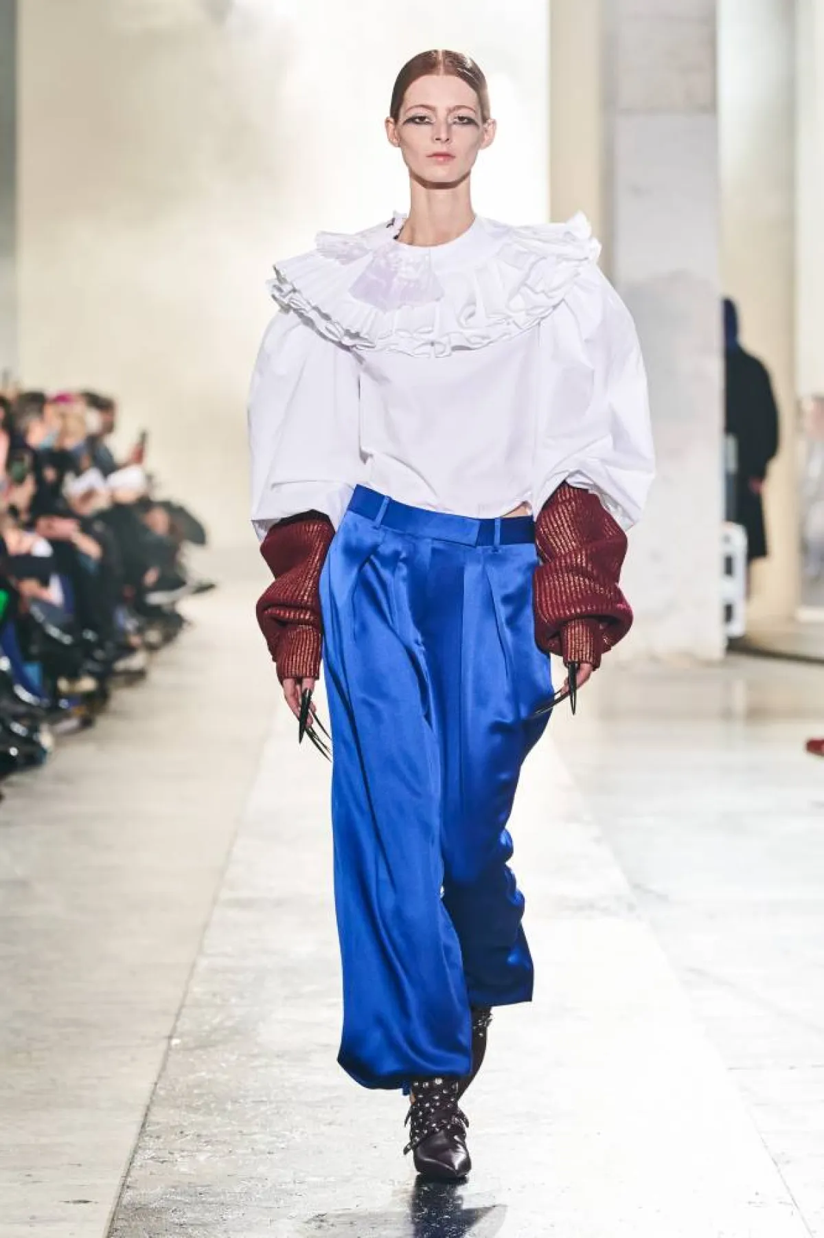 سروال أزرق وقميص أبيض من روشاس