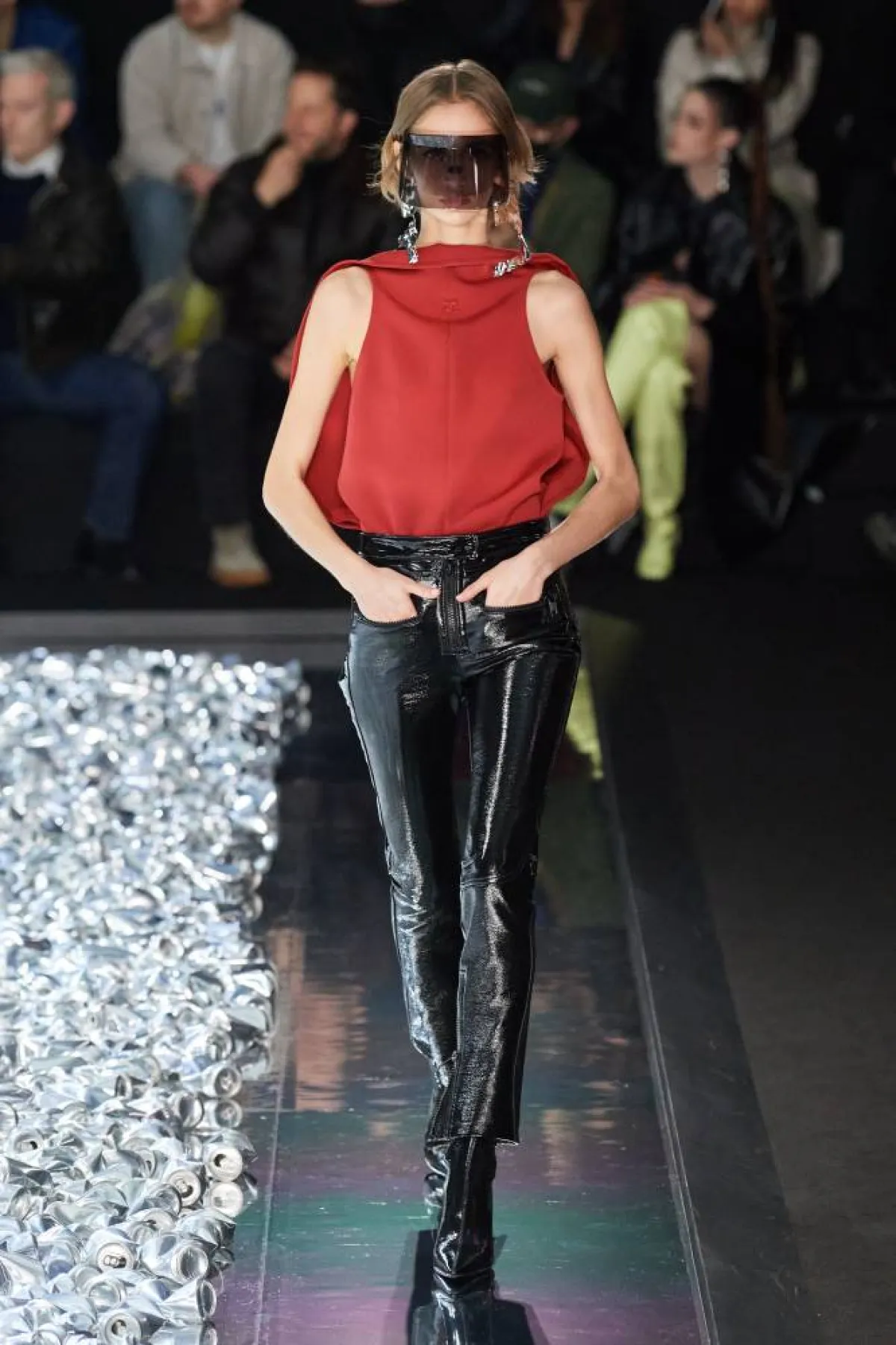 سروال اسود وبلوزة حمراء من كوريج