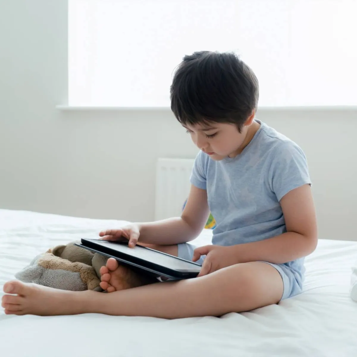 صورة لطفل يقرأ