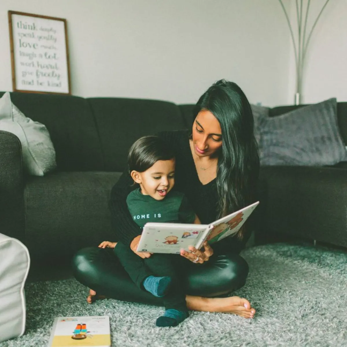 صورة لأم تقرأ لطفلها