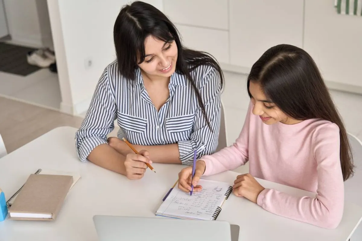 صورة لأم تشجع ابنتها المراهقة على الكتابة