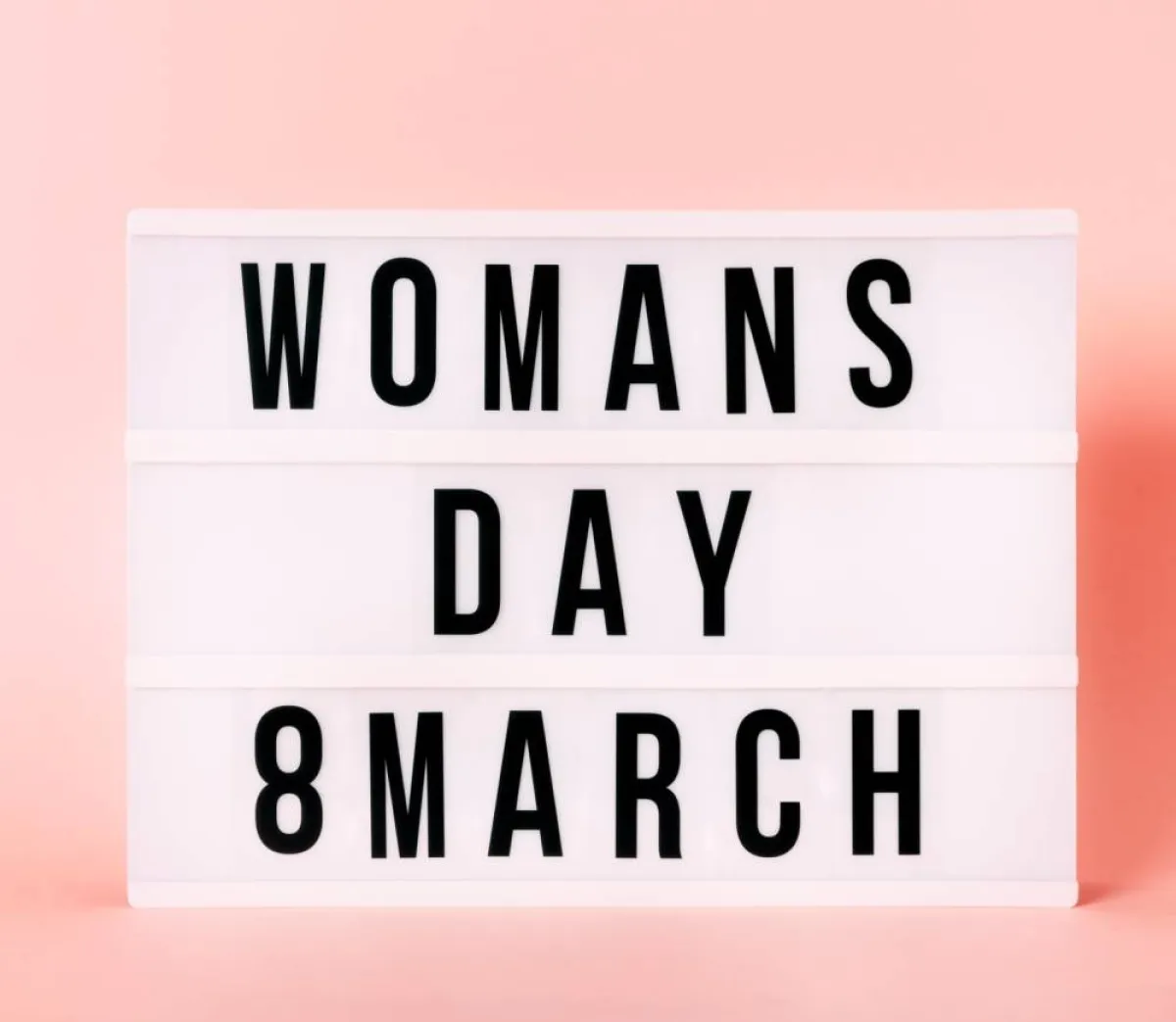 صورة تعبر عن أهمية يوم المرأة العالمي في الثامن من آذار