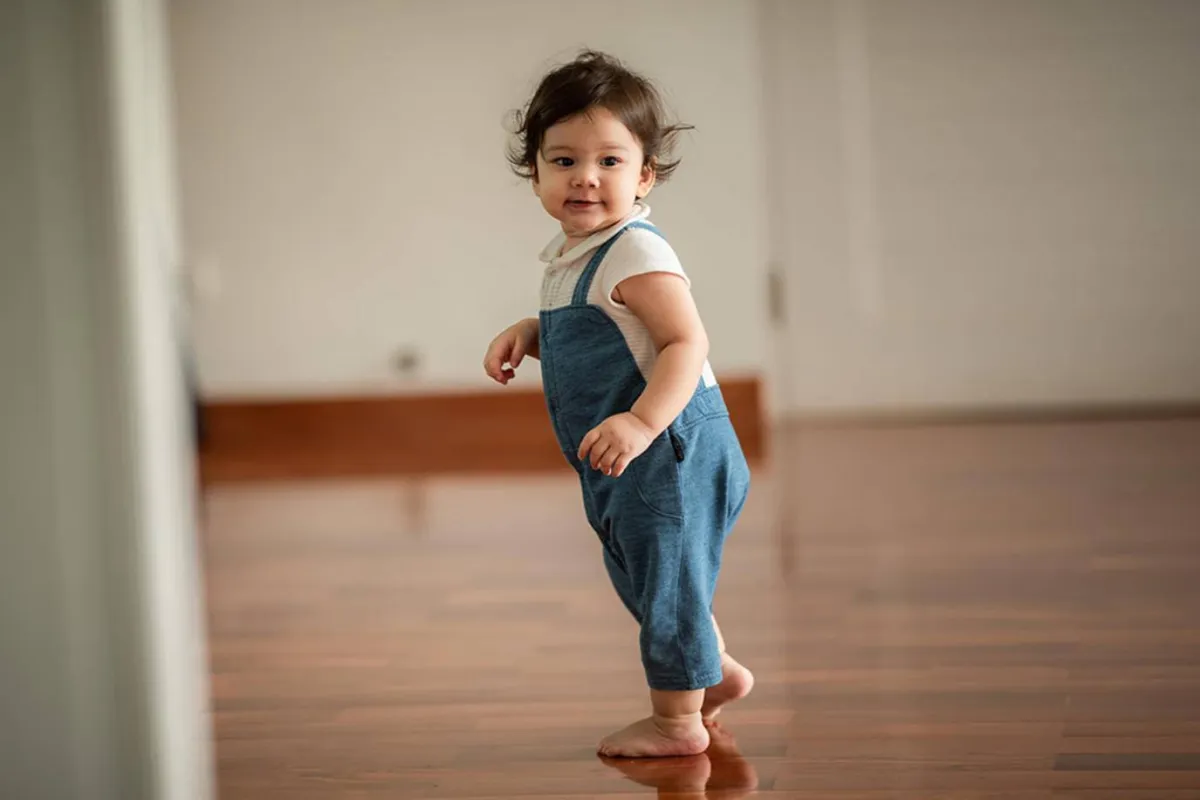صورة لطفل يحاول المشي حافي القدمين 