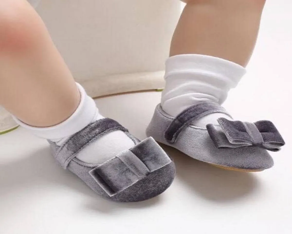 صورة لطفلة ترتدي حذاء مرن