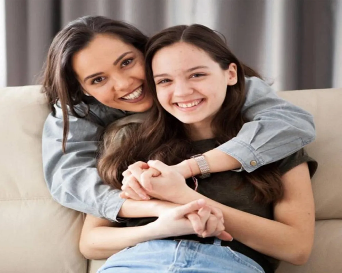 صورة لأم تجلس مع طفلتها