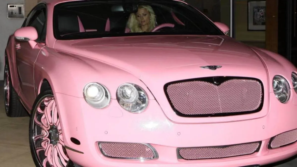 باريس هيلتون وبنتلي الوردية