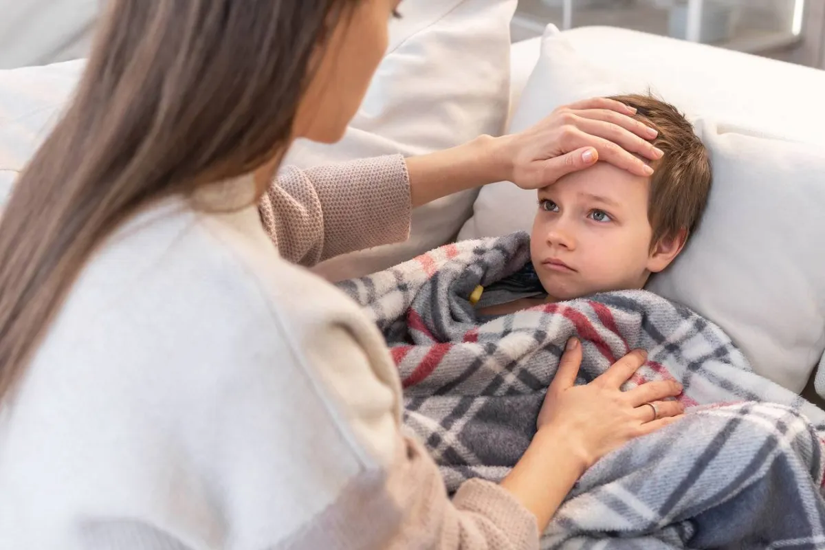 صورة لطفل يعاني من ارتفاع درجة الحرارة