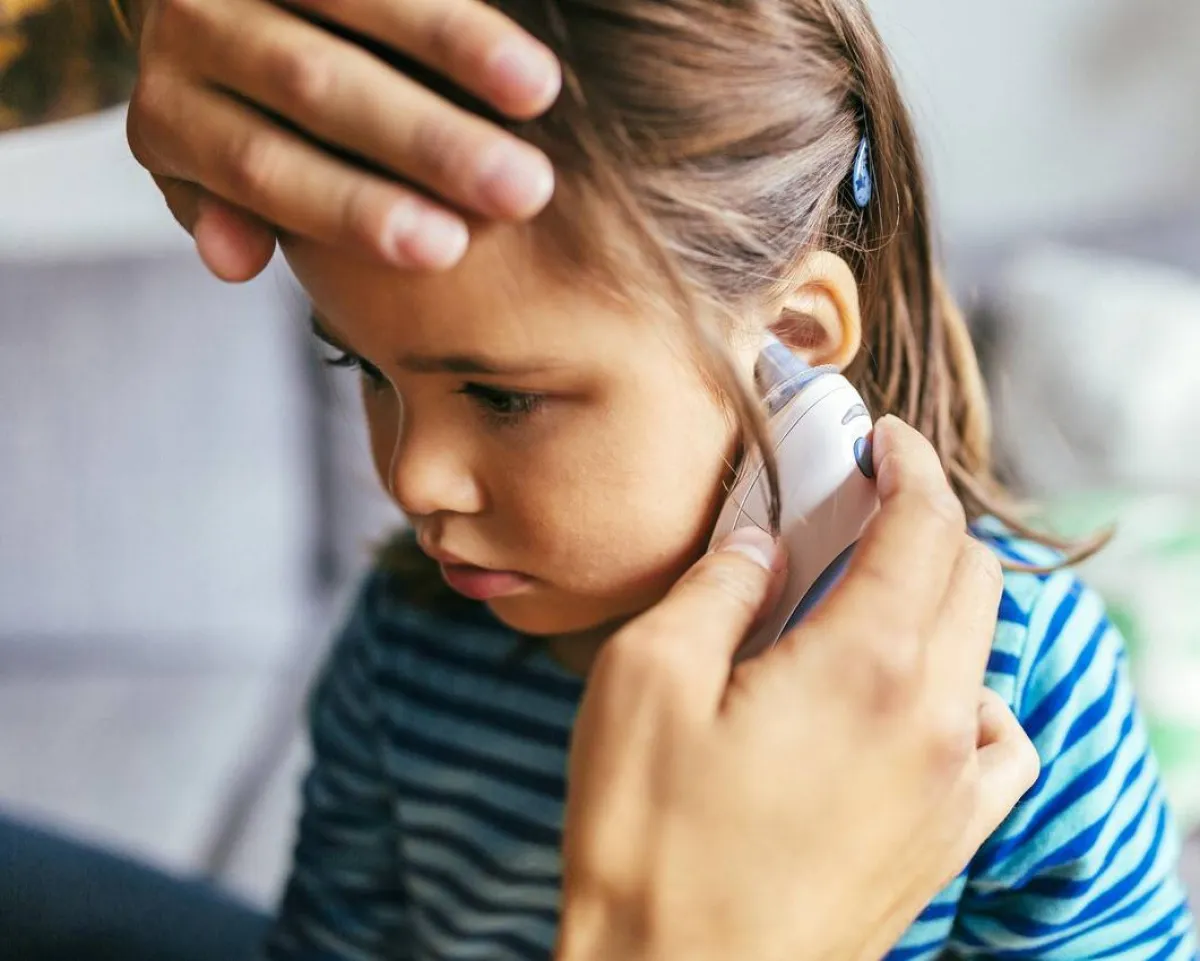 صورة لطفلة تعاني من ارتفاع درجة الحرارة