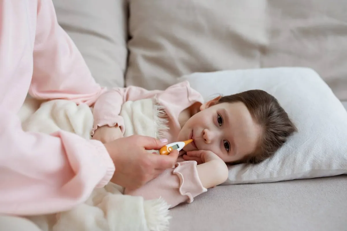 صورة لطفل يعاني من ارتفاع درجة الحرارة