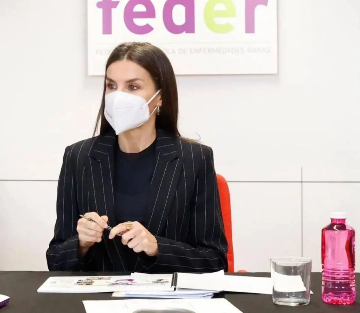 الملكة في بدلة هوغو بوس 